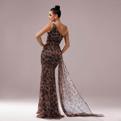 Elegant One-Shoulder Wedding Dress with a Sleek Fit and Flowing Train for Stylish Brides